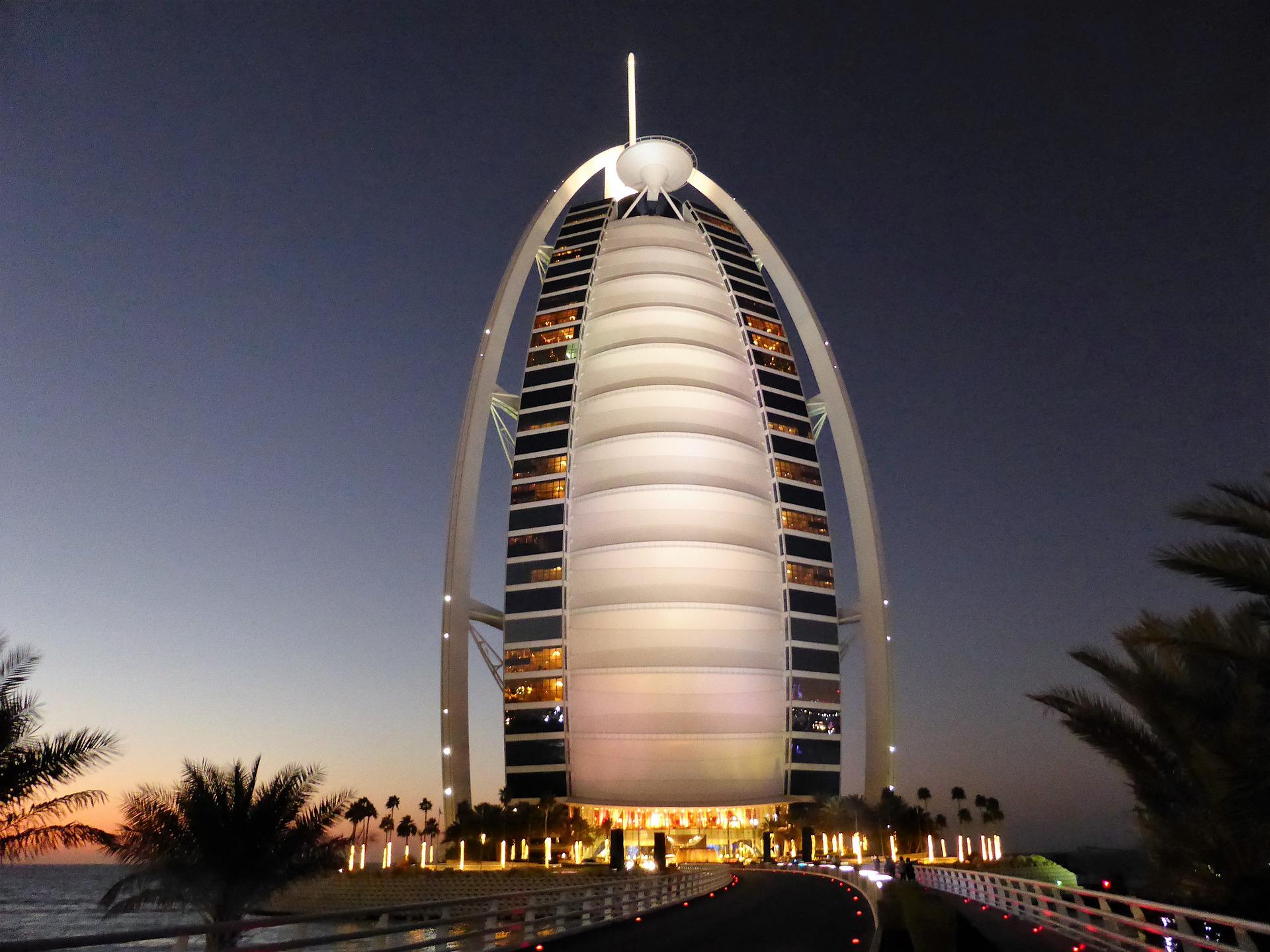 hotel-g6d6794bff_1920 2